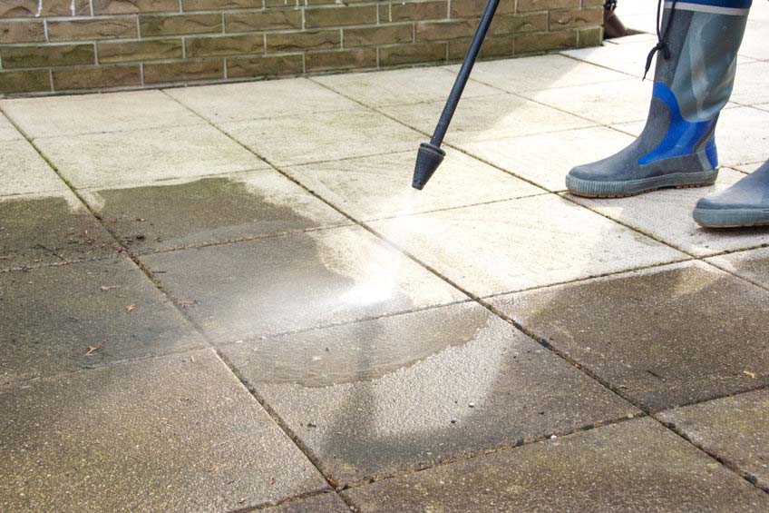 concrete-cleaning with pressure washer